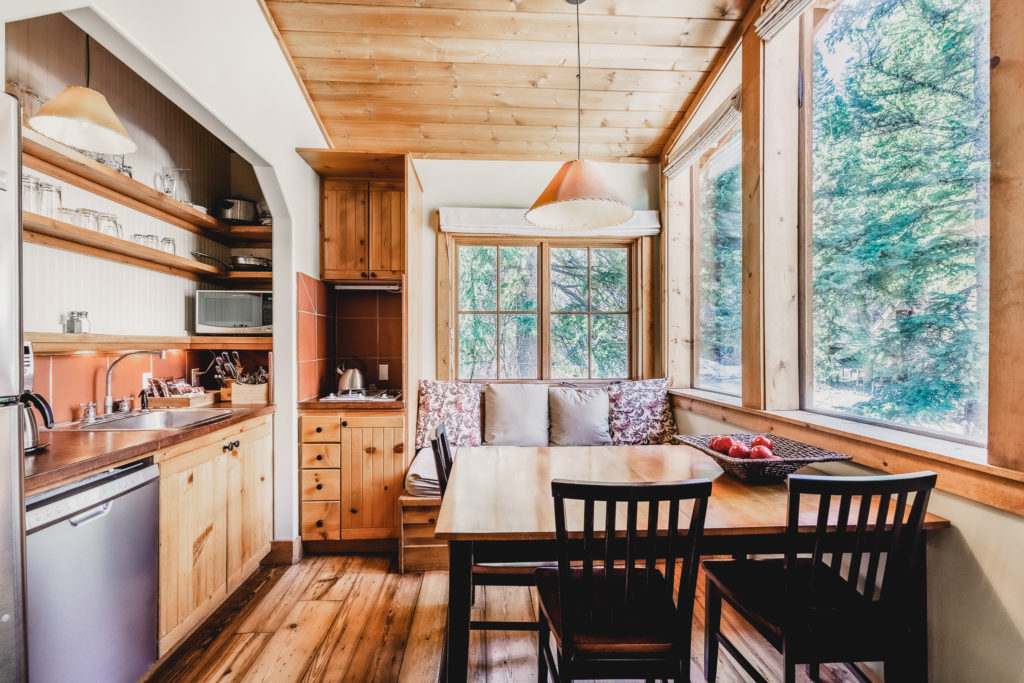 Cozy full-size kitchen with breakfast nook in this Mountain Suite.