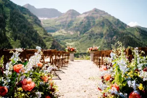 Beautiful floral arrangements and stunning landscape at Mandan Summit.